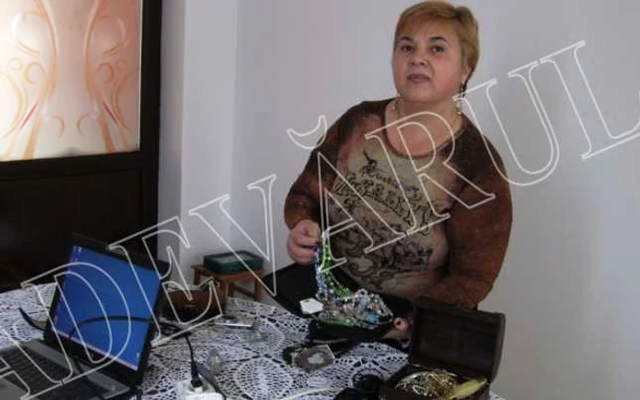 Cântăreaţa botoşăneancă Brânduşa Covalciuc Ciobanu prezintă bijuteriile şi laptopul care i-au fost furate de doi hoţi basarabeni