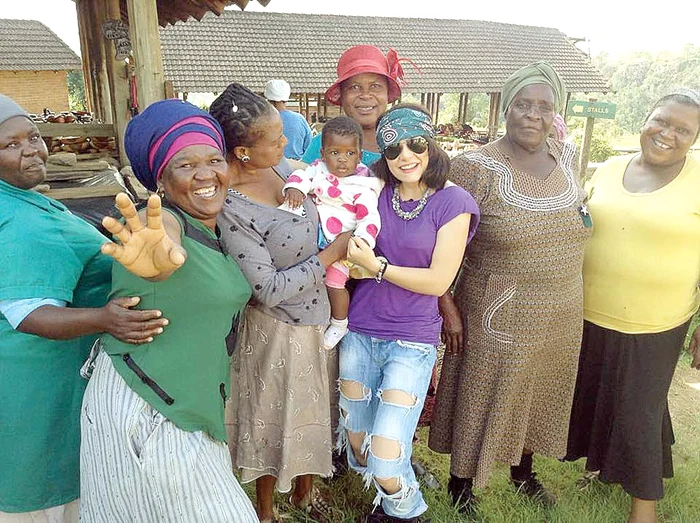 Oana Tache s-a pozat cu  localnicele