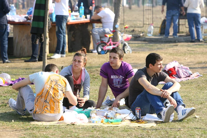 
    Prognoza meteo pentru următoarele două zile anunță că temperaturile vor fi în scăderefoto: Click!  