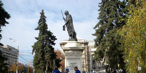 Statuia s-a înclinat excesiv în ultimele zile şi ameninţă să se prăbuşească