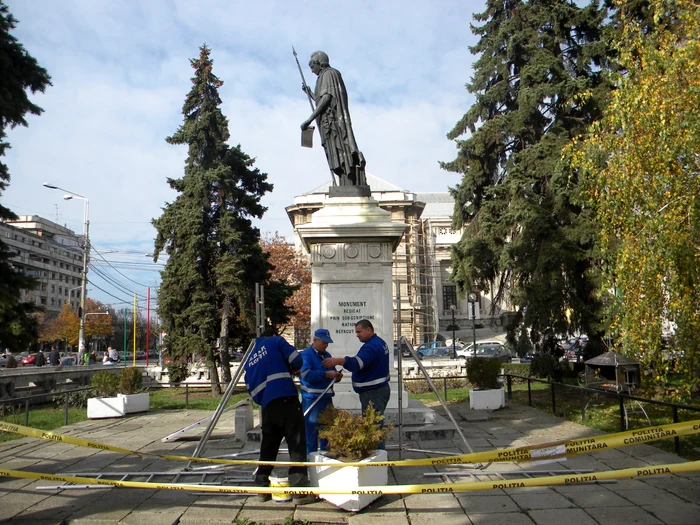 Statuia s-a înclinat excesiv în ultimele zile şi ameninţă să se prăbuşească