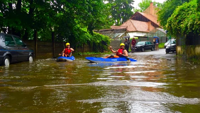 Doi clujeni în caiace pe strada Ceahlău, după ploaie  FOTO Facebook/Tudor Dezmirean