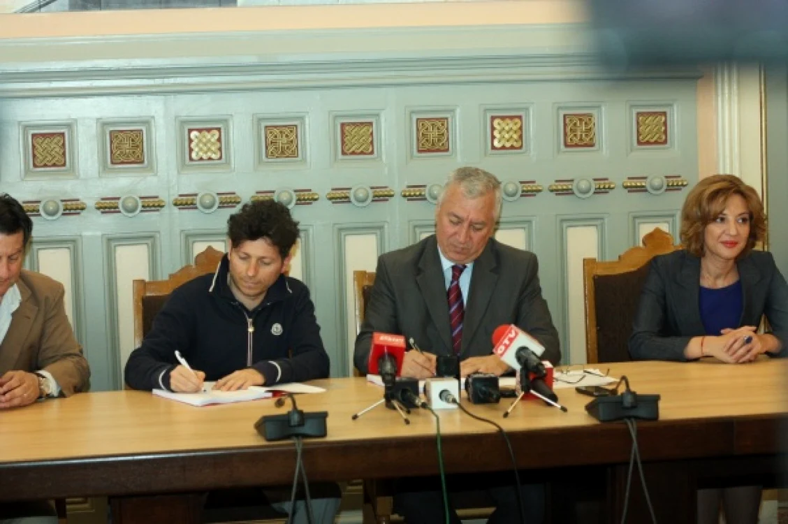 În 2015, Domenico Martino, administratorul societăţii San Giorgio Appalti SRL Italia, semna contractul şi promitea că va onora numele lui Brâncuşi