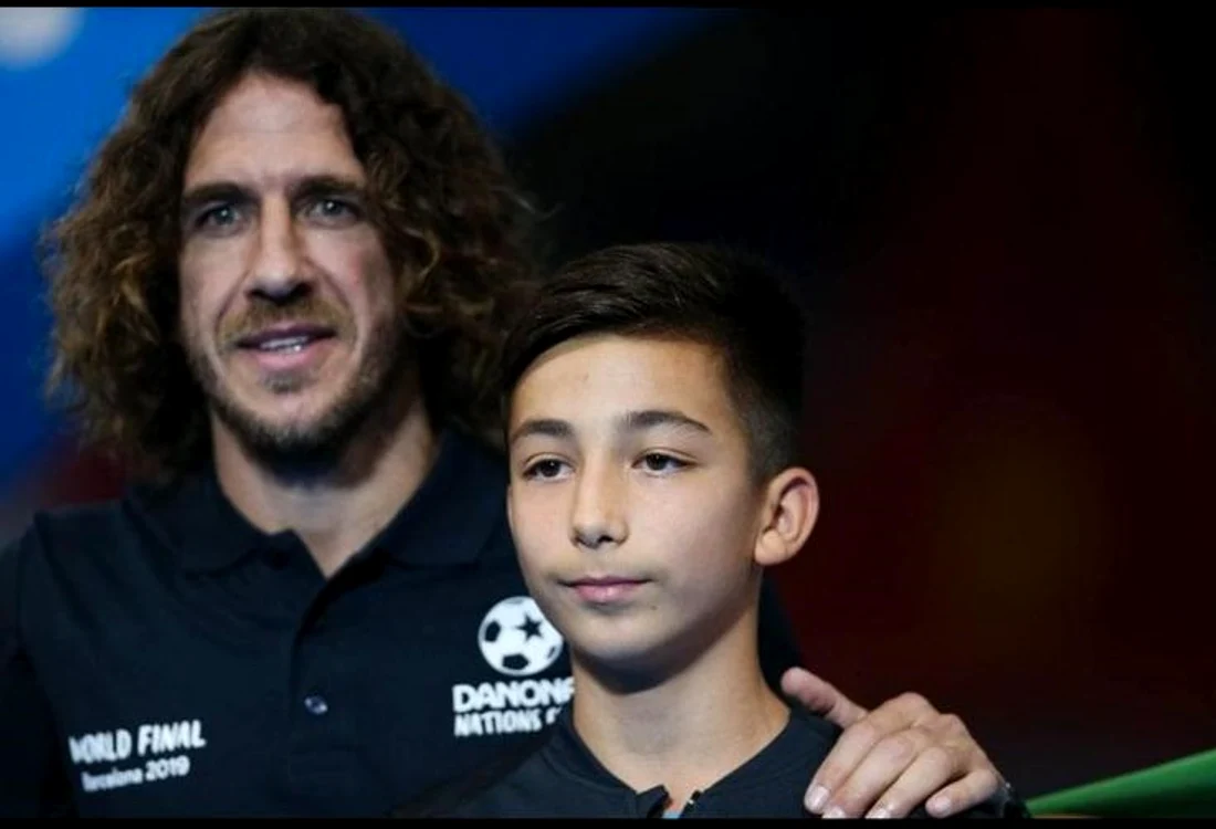 Denis lângă marele Puyol, la Cupa Danone pe națiuni  FOTO Colecție personală