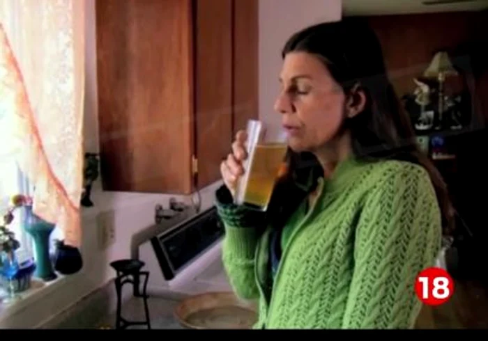 
    Carrie este dependentă de propria urină  