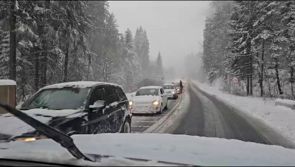 Ninsori abundente și mașini blocate în trafic pe DN1, la Predeal. Iarna i-a prins pe șoferi nepregătiți VIDEO
