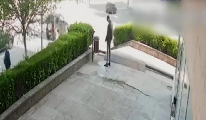 Au apărut primele imagini cu tânărul şi-a dat foc în faţa unui liceu. Foto: Click.