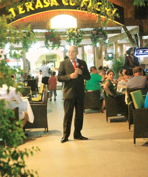 
    Sâmbătă seara, Nelu Ploieşteanu cânta cu foc pentru turiştii din Mamaia  