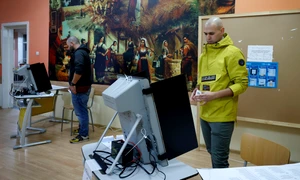 Alegeri în Bulgaria - dispozitive de votare într-o secție din Sofia FOTO Profimedia 