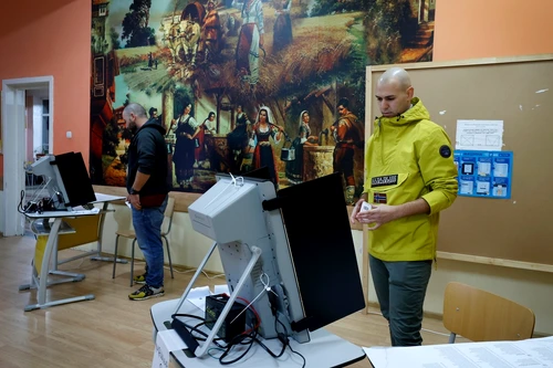 Dispozitive de votare într-o secție din Sofia FOTO Profimedia 