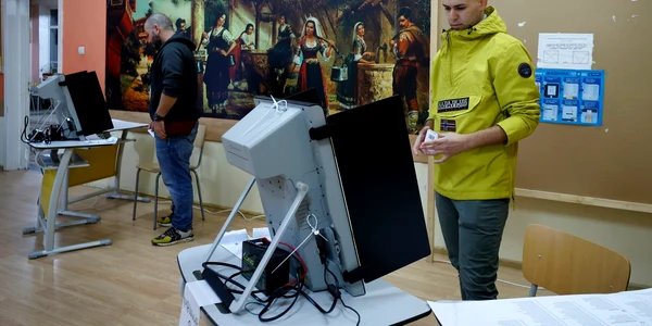 Alegeri în Bulgaria - dispozitive de votare într-o secție din Sofia FOTO Profimedia 
