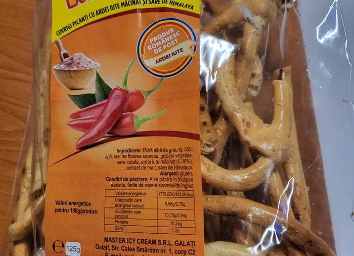 Covrigi cu viermi pe rafturile un supermarket din Galați FOTO: Protecția Consumatorului Galați