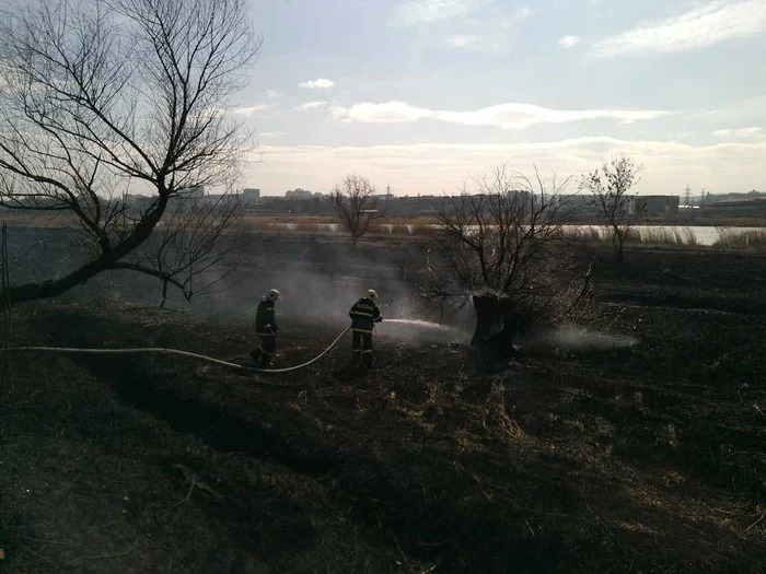 Pompierii au intervenit cu două autospeciale