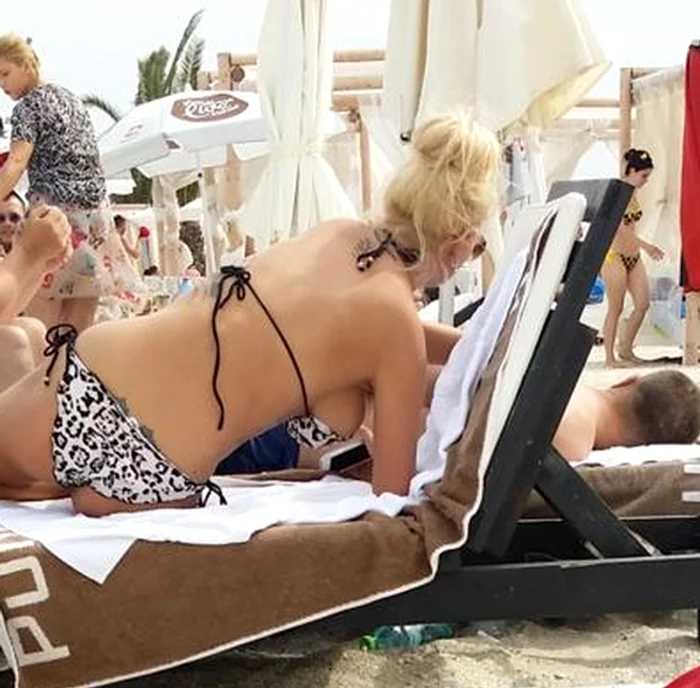 Sânii Simonei Traşcă au dat să iasă din sutienFoto: Mihai Ionescu