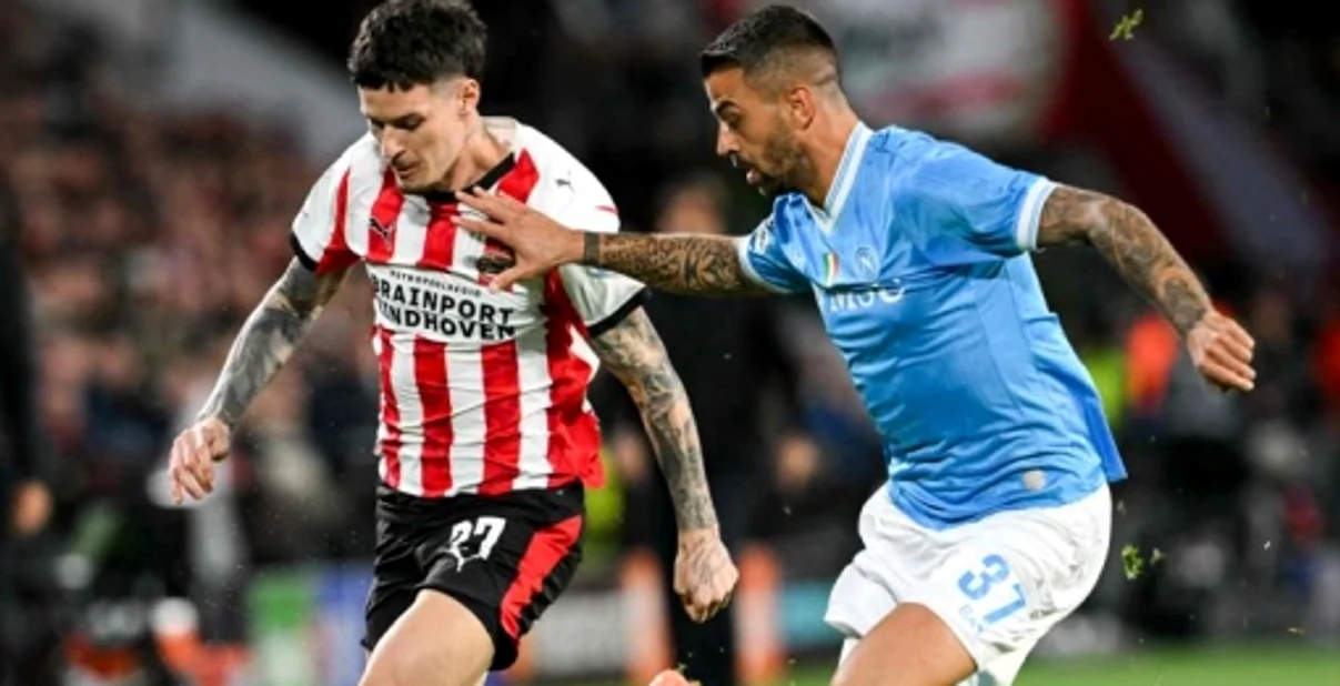 Dennis Man, stânga, a prins viteză la PSV și i-a chinuit pe fundașii de la Napoli