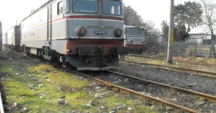 Iaşi: Locomotiva unui tren plin cu studenţi, care venea pe ruta Botoşani-Iaşi, a luat foc