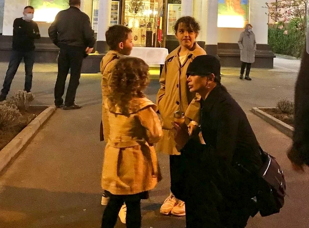 Elena Băsescu a fost la slujbă cu cei 3 copiifoto: Instagram