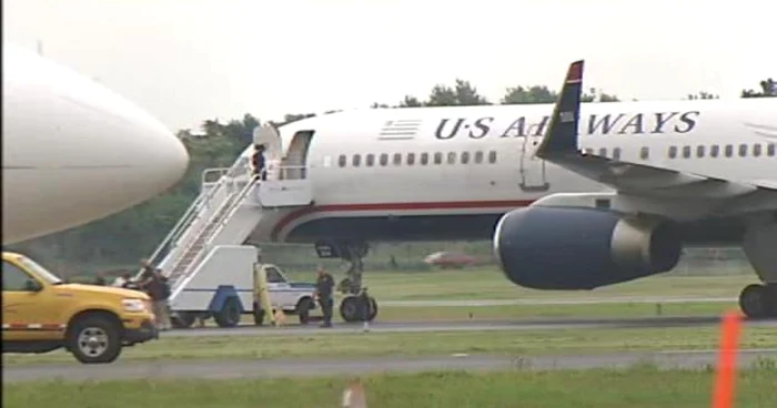 Un avion a fost nevoit să aterizeze de urgenţă pe aeroportul din Philadelphia din cauza unei ameninţări cu bombă  FOTO Myfoxphilly.com