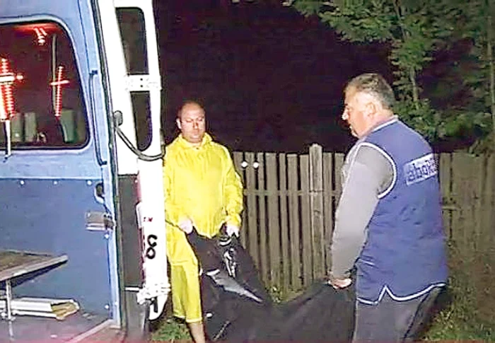 Criminaliştii au ridicat cadavrul femeii pentru efectuarea necropsiei CAPTURI: NEPTUN TV