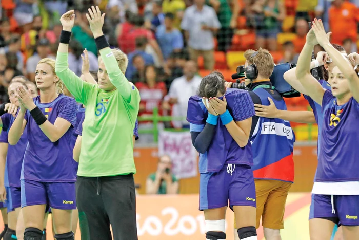 
    Cu lacrimi în ochi,  Gabriela Szucs, Paula  Ungureanu, Cristina Neagu  şi Valentina Elisei au părăsit  competiţia olimpică  