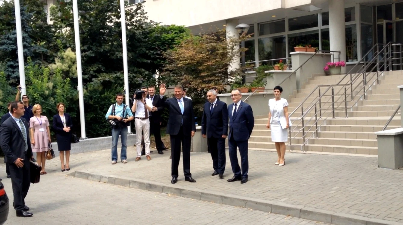 Preşedintele Klaus Iohannis la sosirea la Universitatea "Ştefan cel Mare" Suceava. FOTO: Dinu ZARĂ