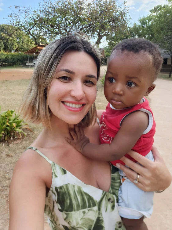 ela si un copil din africa