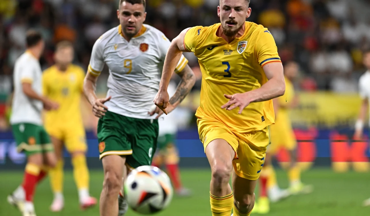 Radu Drăgușin (dreapta), privit ca un om de bază în naționala României (FOTO: Sportpictures)