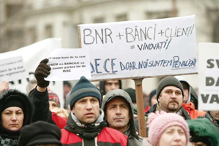 Protestatarii au venit pregătiţi cu pancarte sugestive