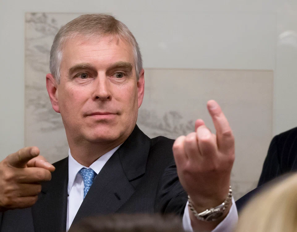 Prințul Andrew pare a fi foarte satisfăcut