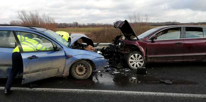 
    Doi adulţi au rămas încarceraţi, în urma accidentului rutier.Foto: ISU Timiș  