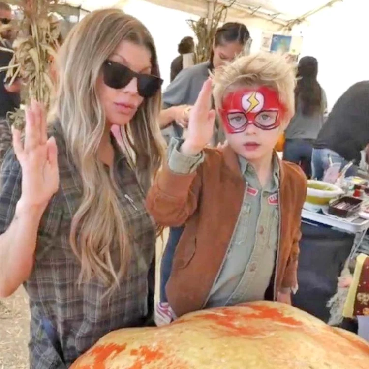 Cântăreaţa Fergie (43 de ani) i-a luat deja costumaţie de Halloween fiului său Axl, în vârstă de 5 ani