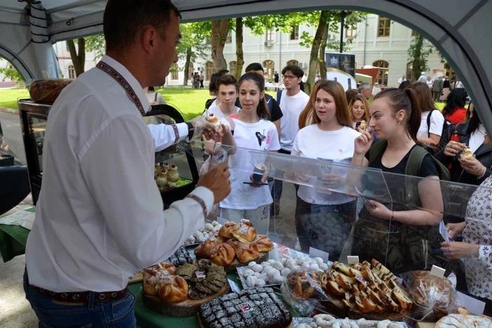 Gălăţenii au venit în număr mare ca să deguste produsele tradiţionale FOTO UGAL