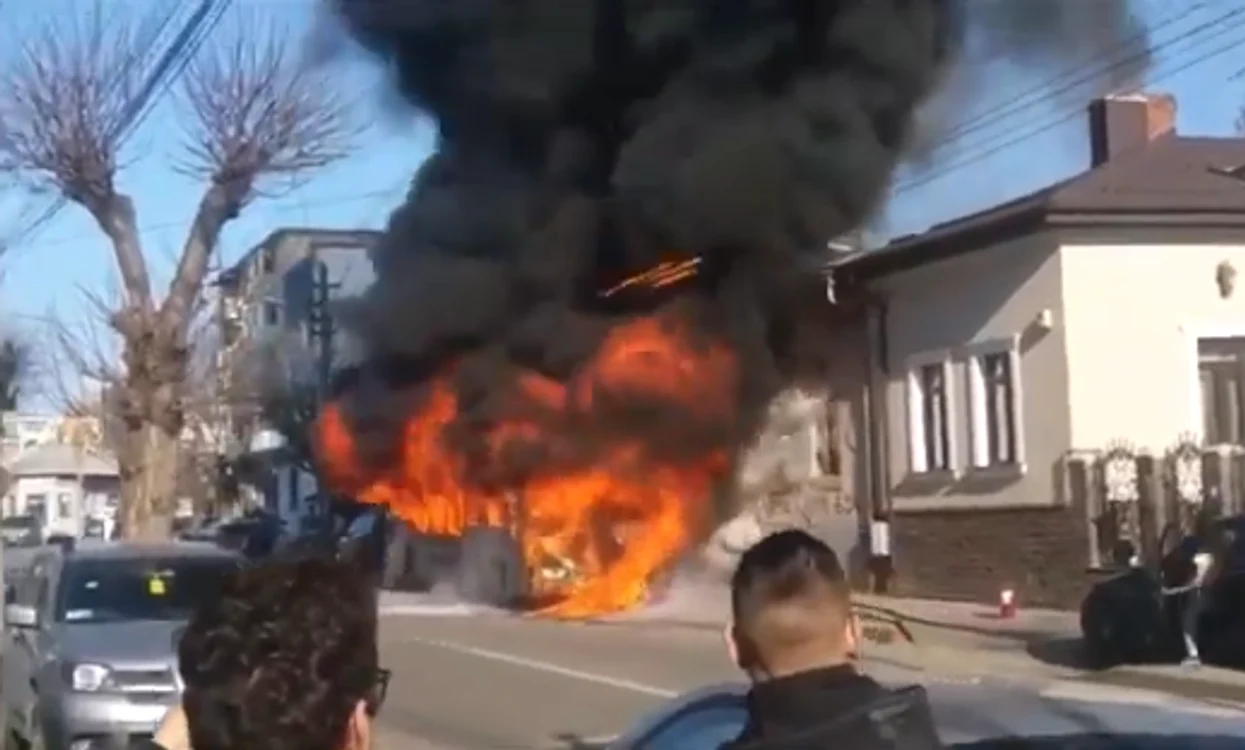 Autobuzul a luat foc în mersfoto: captură/YouTube