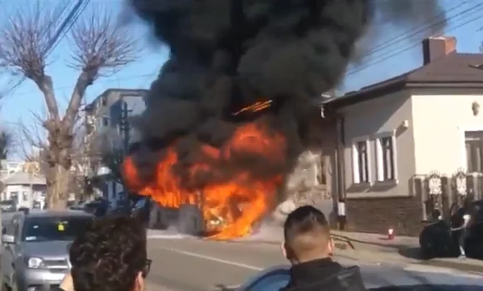 Autobuzul a luat foc în mersfoto: captură/YouTube