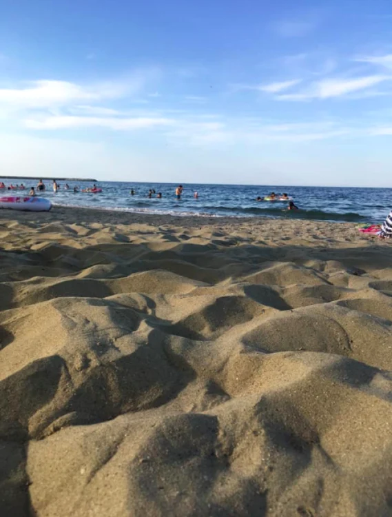 Plaja mare litoral staţiuni turişti soare bronzat nisip umbrele şezlonguri Sursa Facebook GDBC