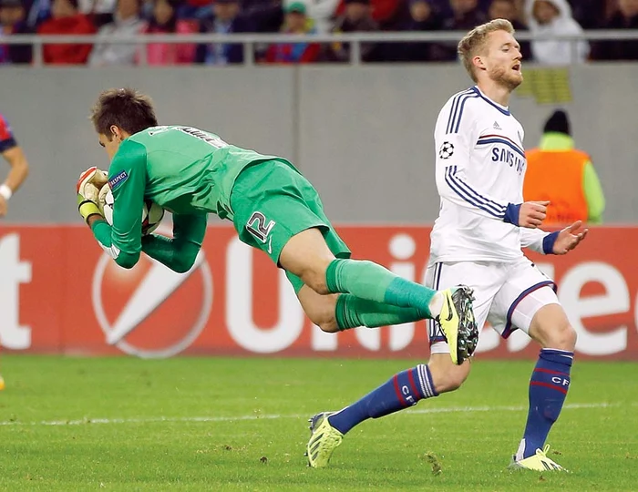 Românul nu se teme  să intre spectaculos  la fiecare minge