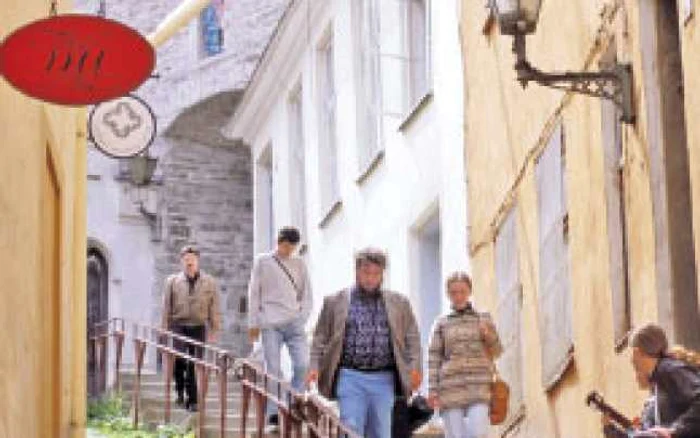 Străduţele de pe dealul Tompeea coboară spre Curtea Regatului Danez, unde vara artiştii îşi aşază şevaletele