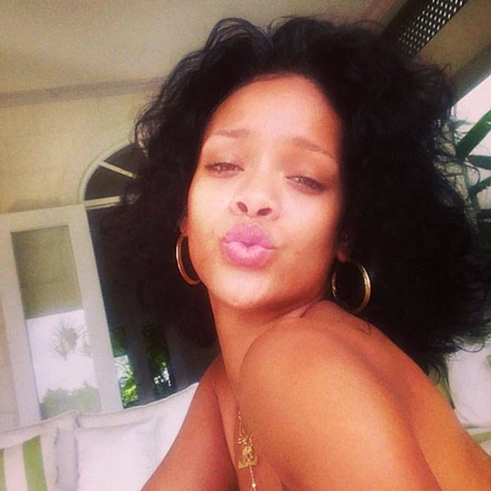 Aşa arată Rihanna fără machiaj