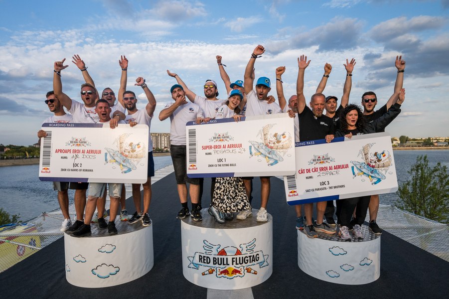 38 de piloți trăsniți au sfidat gravitația la Red Bull Flugtag cu mașinăriile lor zburătoare: Echipa Pegasus 27 a câștigat competiția FOTO