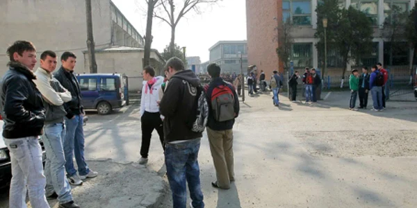 Străinii care intră la Grupul Şcolar „Mihail Sturdza“ nu sunt luaţi la întrebări la poartă