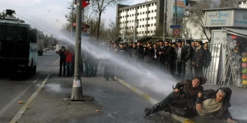 Forţele de securitate din Istanbul au folosit tunuri cu apă şi gaze lacrimogene pentru a dispersa manifestanţii adunaţi în centrul oraşului REUTERS