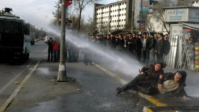 Jandarmii au îndreptat tunurile de apă înspre protestatari. Până acum nu au fost raportate victime. FOTO Reuters