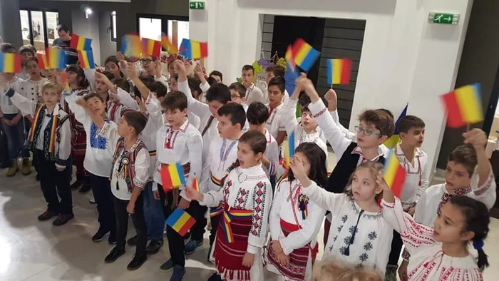 Elevii claselor a III-a şi a IV-a de la Colegiul Economic şi de la Şcoala Cuza Vodă, spectacol la muzeu FOTO Arhivă personală Mariana Voinea