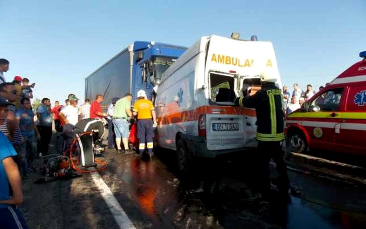Mai bine de jumătate de oră s-au chinuit cei de la descarcerare să-l scoată pe şoferul ambulanţei dintre fiarele contorsionate