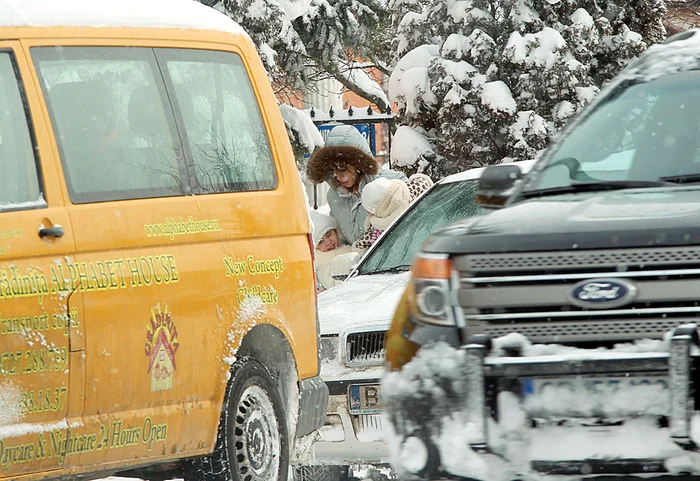 Soția lui Pepe și-a scos ambele fetițe din mașină, pentru a le duce la grădiniță. A mers încet, ca să nu alunece