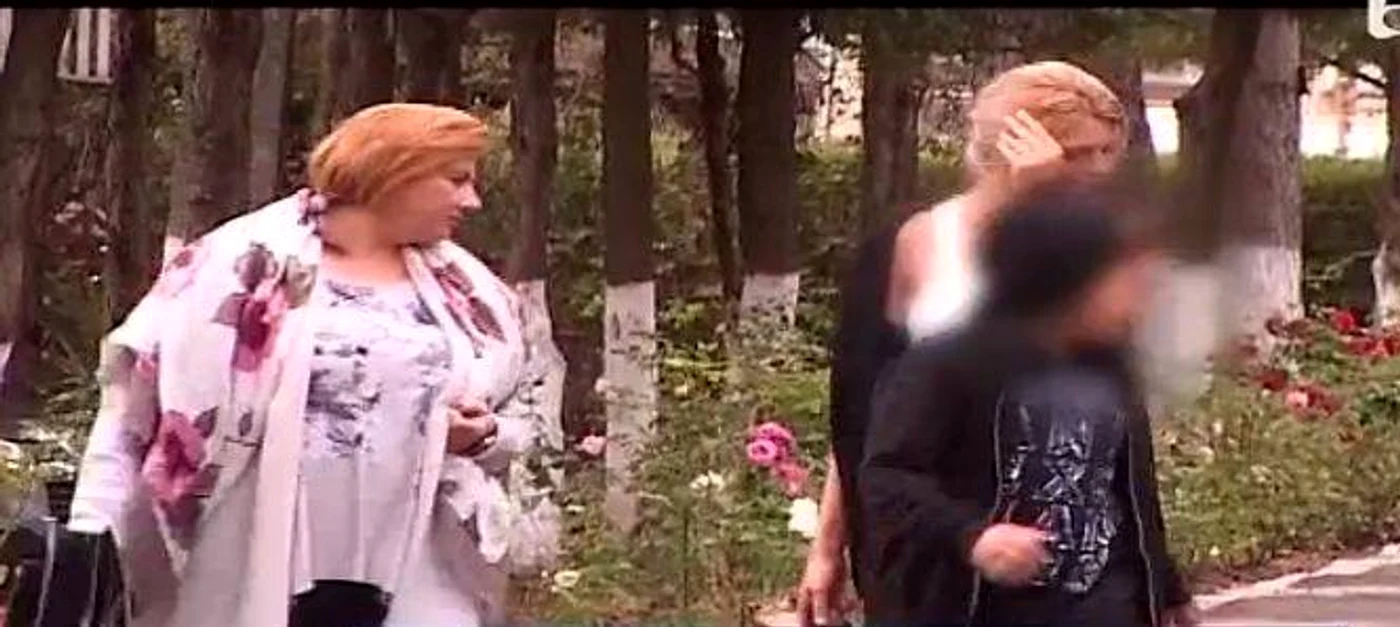 Alina Vidican și Mihaela Borcea, în vizită la Poarta albăFoto captură/Observator/Antena 1