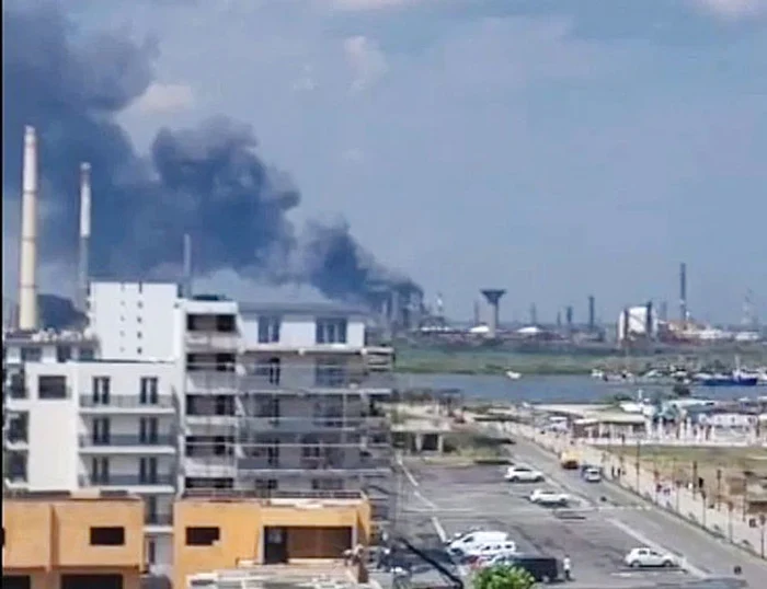 Fumul a fost direcționat de vânt spre mare