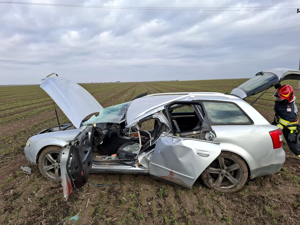 În autoturismul lovit de utilaj se aflau patru persoane FOTO: martor