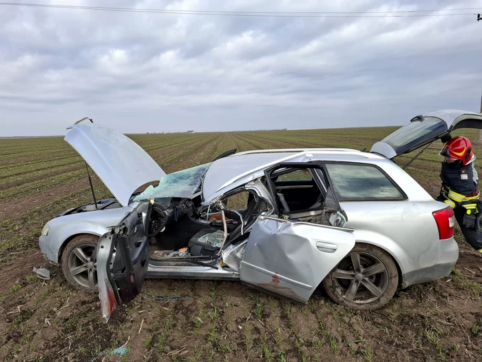 În autoturismul lovit de utilaj se aflau patru persoane FOTO: martor