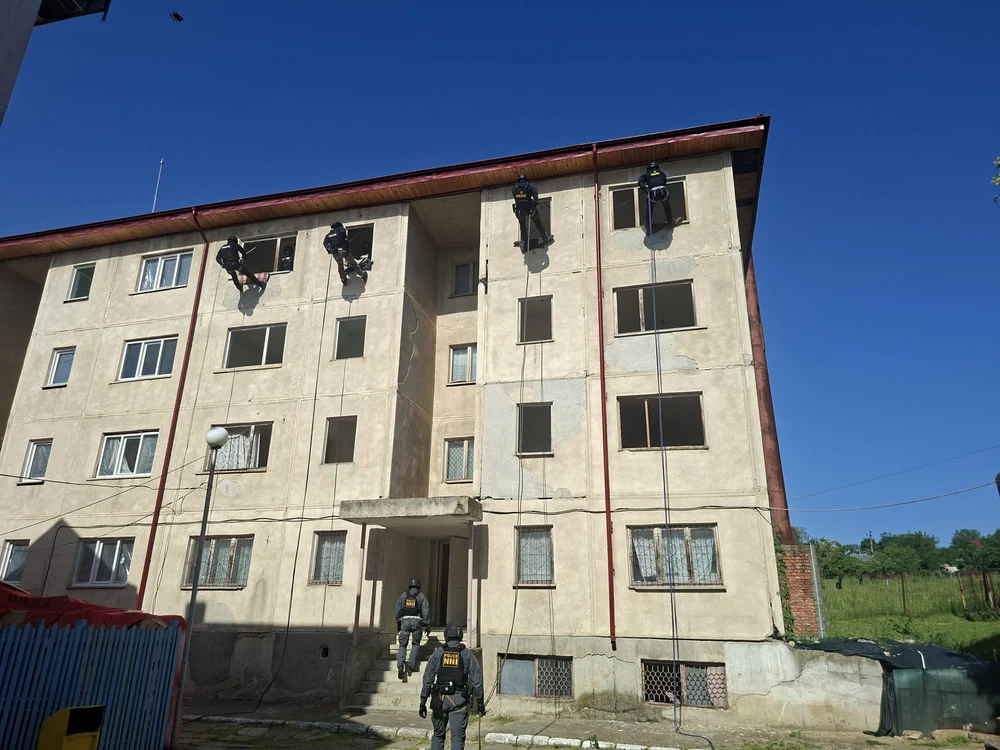 Trupele speciale coboară în rapel de pe o clădire dezafectată